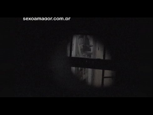 ❤️ Blondinko na skrivaj snema voajer iz soseske, skrit za votlimi opekami ❤️ Fucking video pri nas ❤